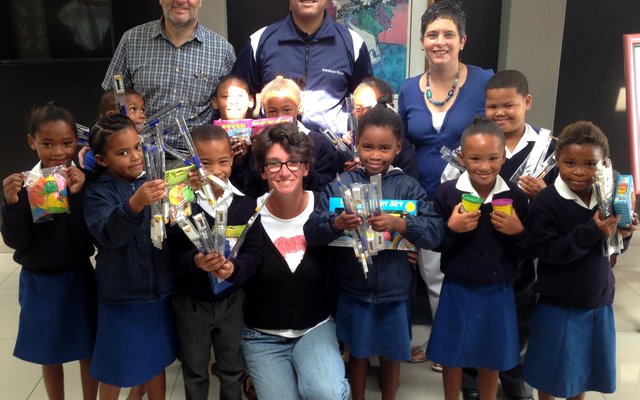 Agter vlnr is Geert Willems, Neil Pedro en Mareesa de Villiers. Voor middel is Bettie Willems tussen die opgewonde leerders  